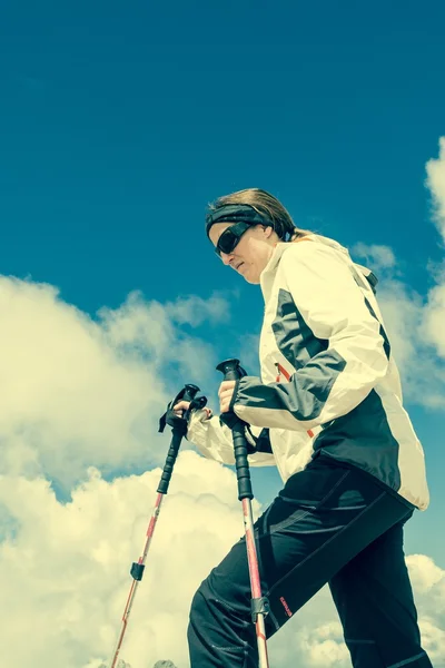 Jeune femme montant une montagne — Photo