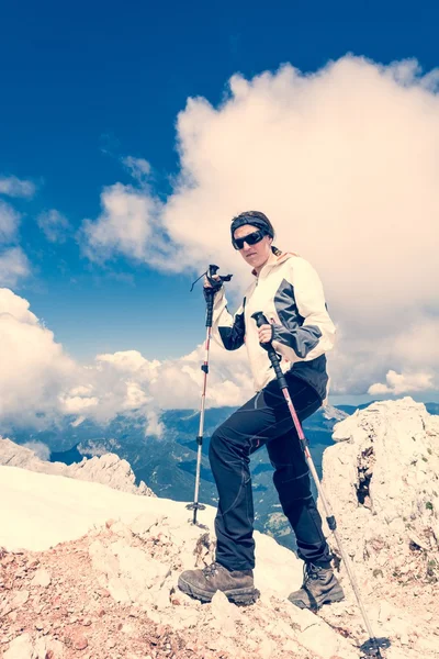 Jonge vrouw oplopend een berg — Stockfoto