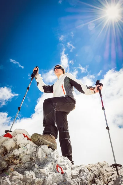 Mujer joven ascendiendo una montaña — Foto de Stock