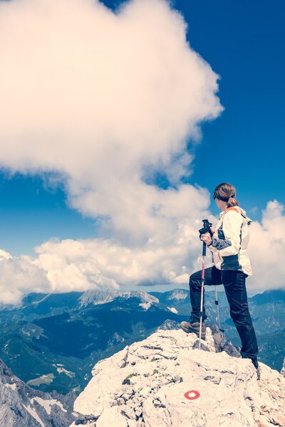 Молодая женщина смотрит захватывающий вид
