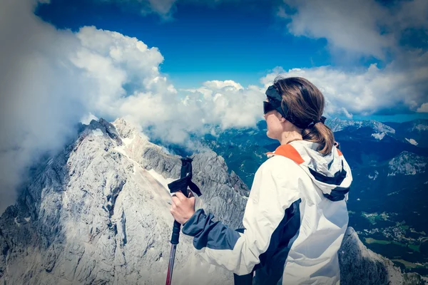 Mladá žena sleduje výhled — Stock fotografie