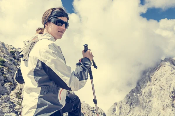 Frau posiert vor wolkenverhangenem Gipfel — Stockfoto