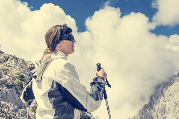 Weibchen schauen auf wolkenverhangene Berge — Stockfoto