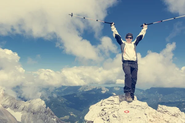 Kadın dağcı başarılı bir ascend kutluyor — Stok fotoğraf