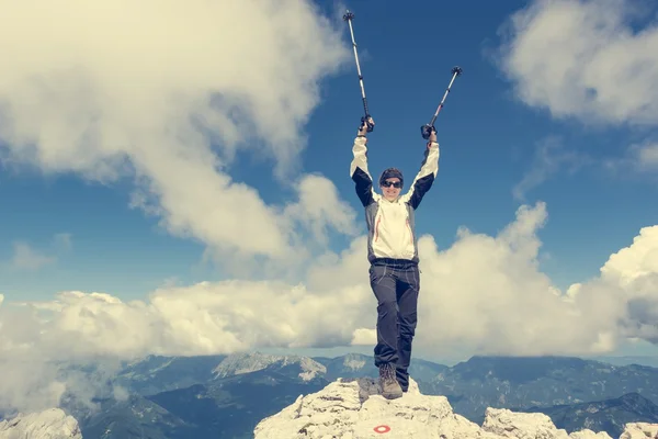 Female climber celebrating a successful ascend — Stock Photo, Image