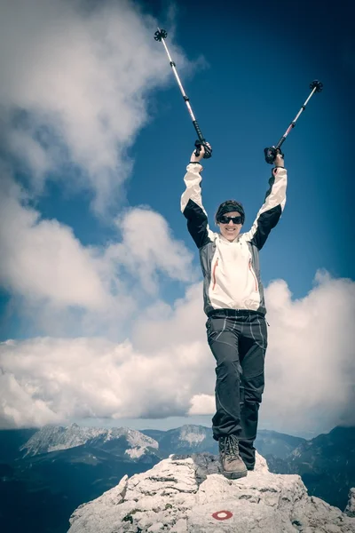 Mulher alpinista celebrando uma ascensão bem sucedida — Fotografia de Stock