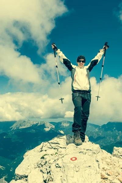 Kadın dağcı başarılı bir ascend kutluyor — Stok fotoğraf