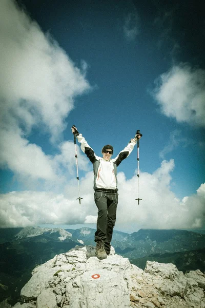 Kobieta wspinacz świętuje sukces ascend — Zdjęcie stockowe