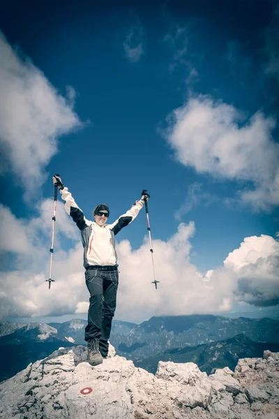 Kadın dağcı başarılı bir ascend kutluyor — Stok fotoğraf