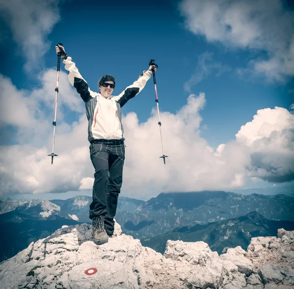 Kadın dağcı başarılı bir ascend kutluyor — Stok fotoğraf