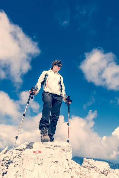 Bir dağın tepesinde duran genç kadın — Stok fotoğraf