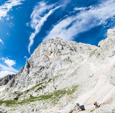 genç kadın bir dağ yamacında artan