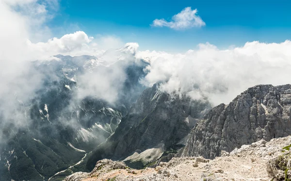 Panorama of a mountain valley partly covered with clouds — Stock Photo, Image