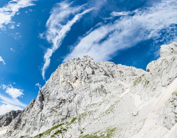 Topo da montanha com nuvens interessantes — Fotografia de Stock