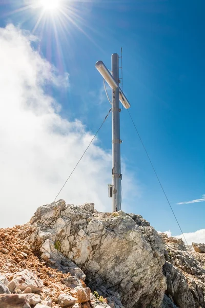 Metallkreuz auf Berggipfel — Stockfoto