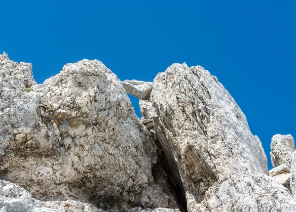 Rocce che formano una finestra di pietra — Foto Stock