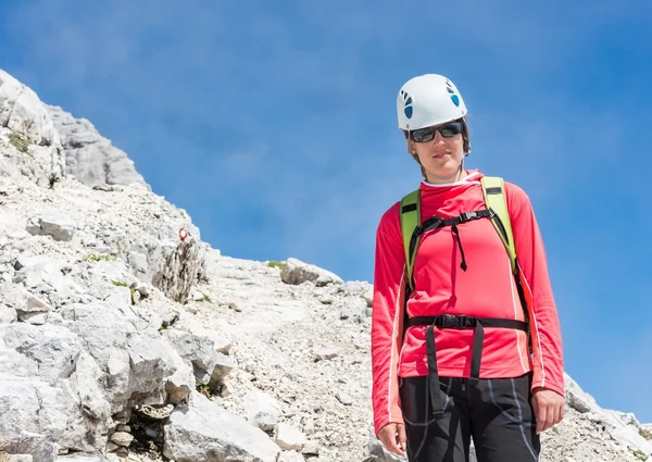 Female climber posing on a mountain path — Stock Photo, Image