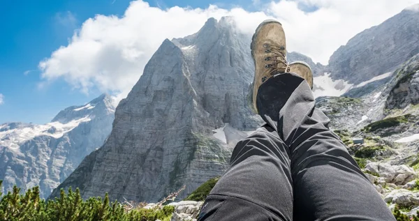Pareja de piernas estiradas en el aire con vista a la montaña — Foto de Stock