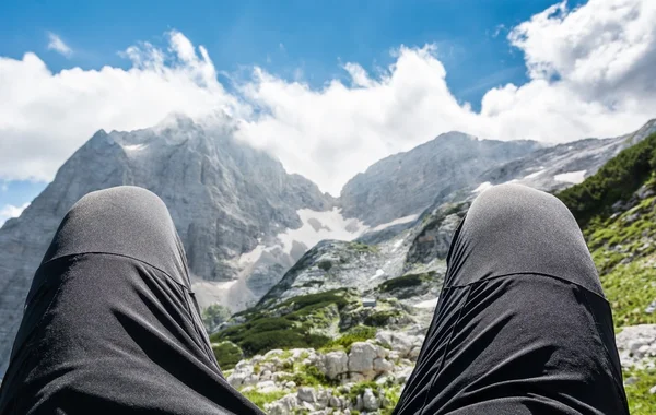 Pereche de picioare cu vedere la munte — Fotografie, imagine de stoc