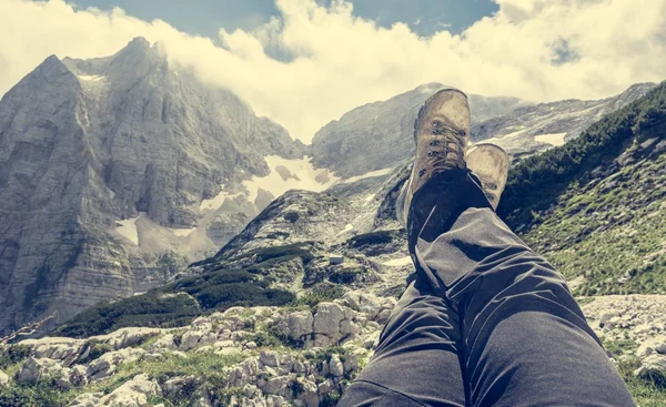 Beinpaar mit Blick auf die Berge in die Luft gestreckt — Stockfoto