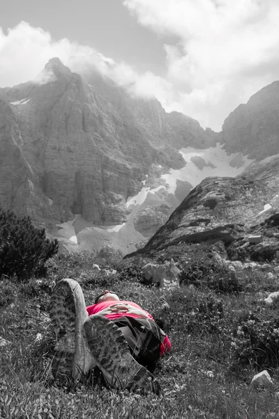 Genç kadın dinlendirici bir dağ çayır izole renkler üzerinde — Stok fotoğraf