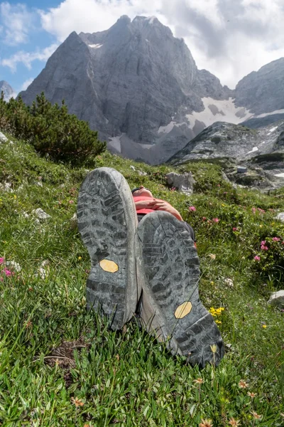 Genç kadın dinlendirici bir dağ çayır — Stok fotoğraf