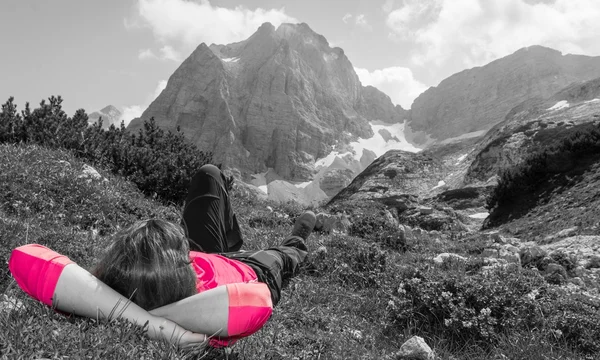 年轻的妇女在山草甸放松在孤立的颜色 — 图库照片