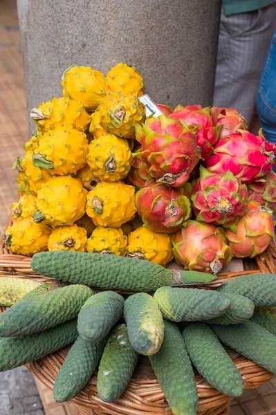 Ananas banana fruit Monstera deliciosa en Mercado Dos Lavradores. —  Fotos de Stock