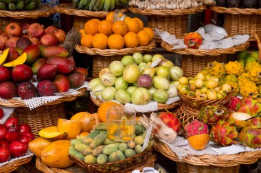 Mercado Dos Lavradores 'de taze egzotik meyveler. Funchal, Madeira, Portekiz