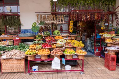 Mercado Dos Lavradores 'de taze egzotik meyveler. Funchal, Madeira, Portekiz