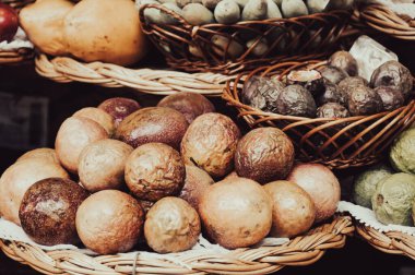 Mercado Dos Lavradores 'de taze egzotik meyveler. Funchal, Madeira, Portekiz
