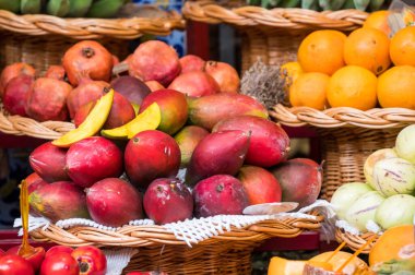 Mercado Dos Lavradores 'de taze egzotik meyveler. Funchal, Madeira, Portekiz