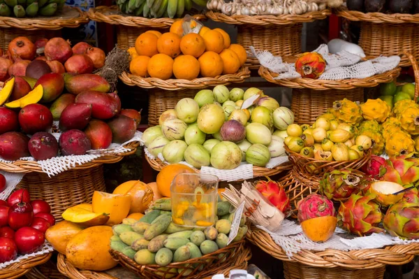 Φρέσκα εξωτικά φρούτα στο Mercado Dos Lavradores. Funchal, Madeira, Πορτογαλία — Φωτογραφία Αρχείου