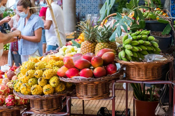 Frutas exóticas frescas en Mercado Dos Lavradores. Funchal, Madeira, Portugal — Foto de Stock