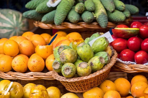 Frutas exóticas frescas en Mercado Dos Lavradores. Funchal, Madeira, Portugal — Foto de Stock