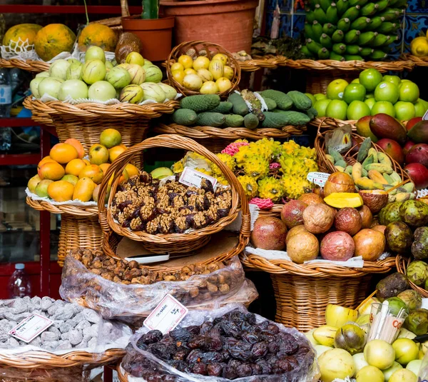 Frutas exóticas frescas en Mercado Dos Lavradores. Funchal, Madeira, Portugal —  Fotos de Stock