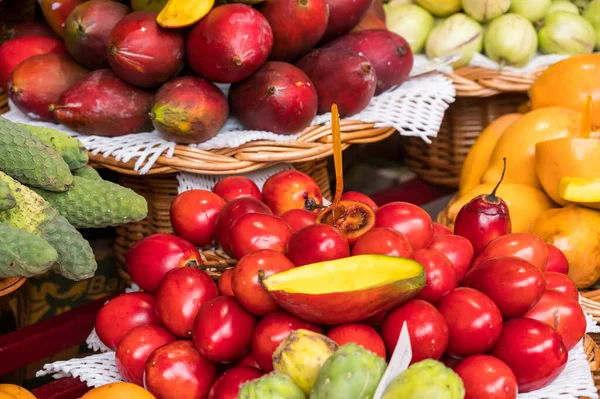 Frutas exóticas frescas en Mercado Dos Lavradores. Funchal, Madeira, Portugal — Foto de Stock