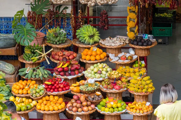 Frutas exóticas frescas en Mercado Dos Lavradores. Funchal, Madeira, Portugal —  Fotos de Stock