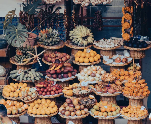 Frutas exóticas frescas en Mercado Dos Lavradores. Funchal, Madeira, Portugal — Foto de Stock