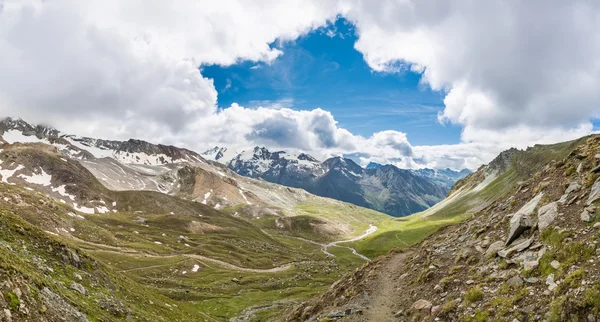 Valle idilliaca di montagna con apertura nel cielo — Foto Stock