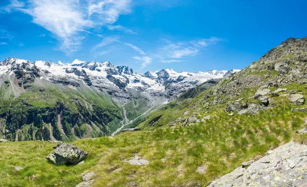 Vista idílica de un valle montañoso con cresta cubierta de nieve — Foto de Stock