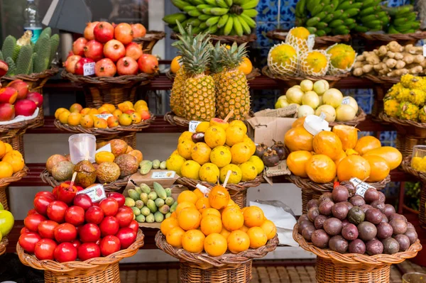 Frutas exóticas frescas en Mercado Dos Lavradores. Funchal, Madeira, Portugal — Foto de Stock