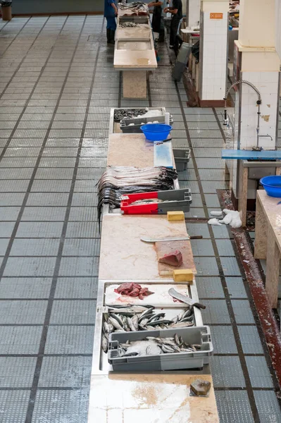 Funchal, Madeira Portugal - 7 de julio de 2021: Peaopla en el mercado de pescado de Funchal — Foto de Stock