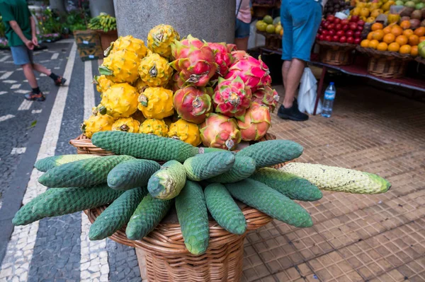 Φρέσκα εξωτικά φρούτα στο Mercado Dos Lavradores. Funchal, Madeira, Πορτογαλία — Φωτογραφία Αρχείου