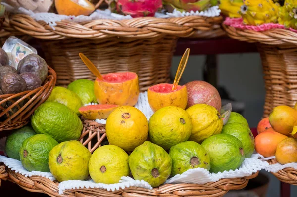 Frutas exóticas frescas en Mercado Dos Lavradores. Funchal, Madeira, Portugal — Foto de Stock