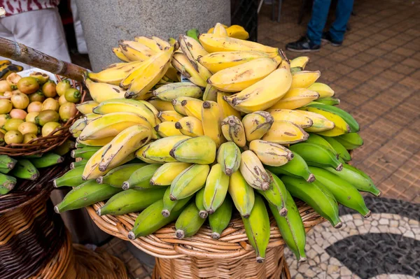 Frutas exóticas frescas en Mercado Dos Lavradores. Funchal, Madeira, Portugal — Foto de Stock