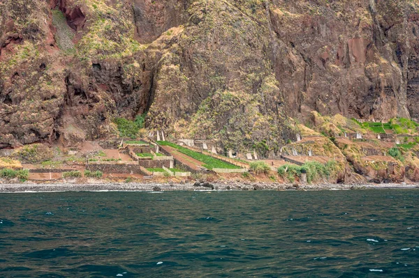 Panoramisch uitzicht op de vulkanische klif die boven de oceaan uitsteekt. — Stockfoto