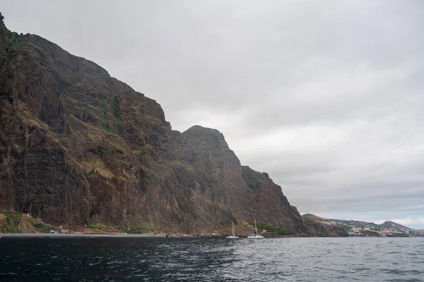Vue panoramique de falaise volcanique abrupte s'élevant au-dessus de l'océan. — Photo