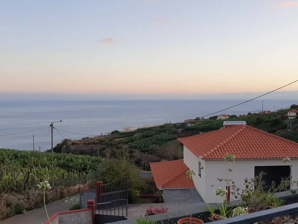 Vista panorámica del océano del complejo turístico tradicional de Madeira. — Foto de Stock
