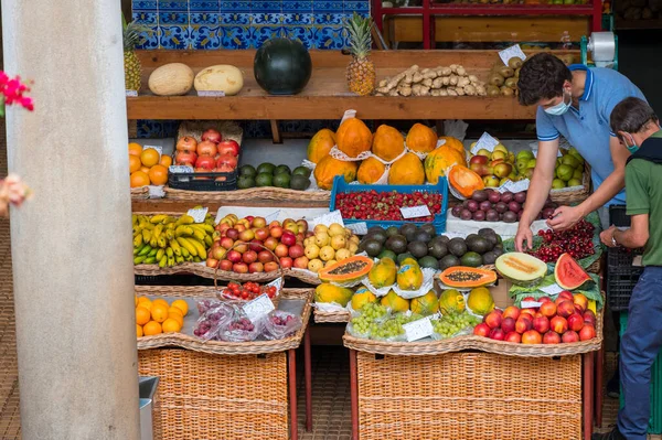 Funchal, Madeira Portugal - 7 de julio de 2021: Gente en el mercado de frutas en Funchal — Foto de Stock